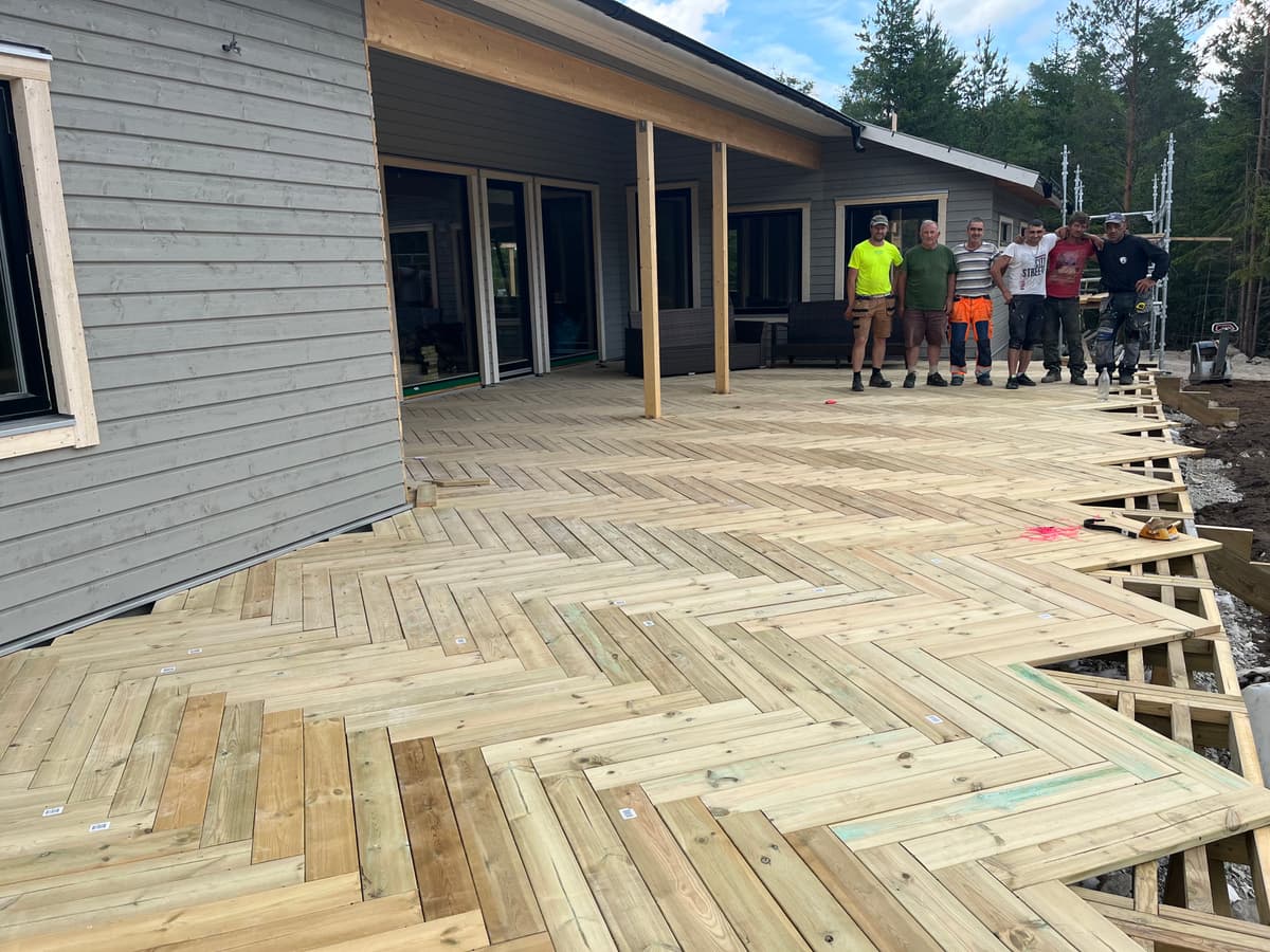 Trädäcksbygge under arbete