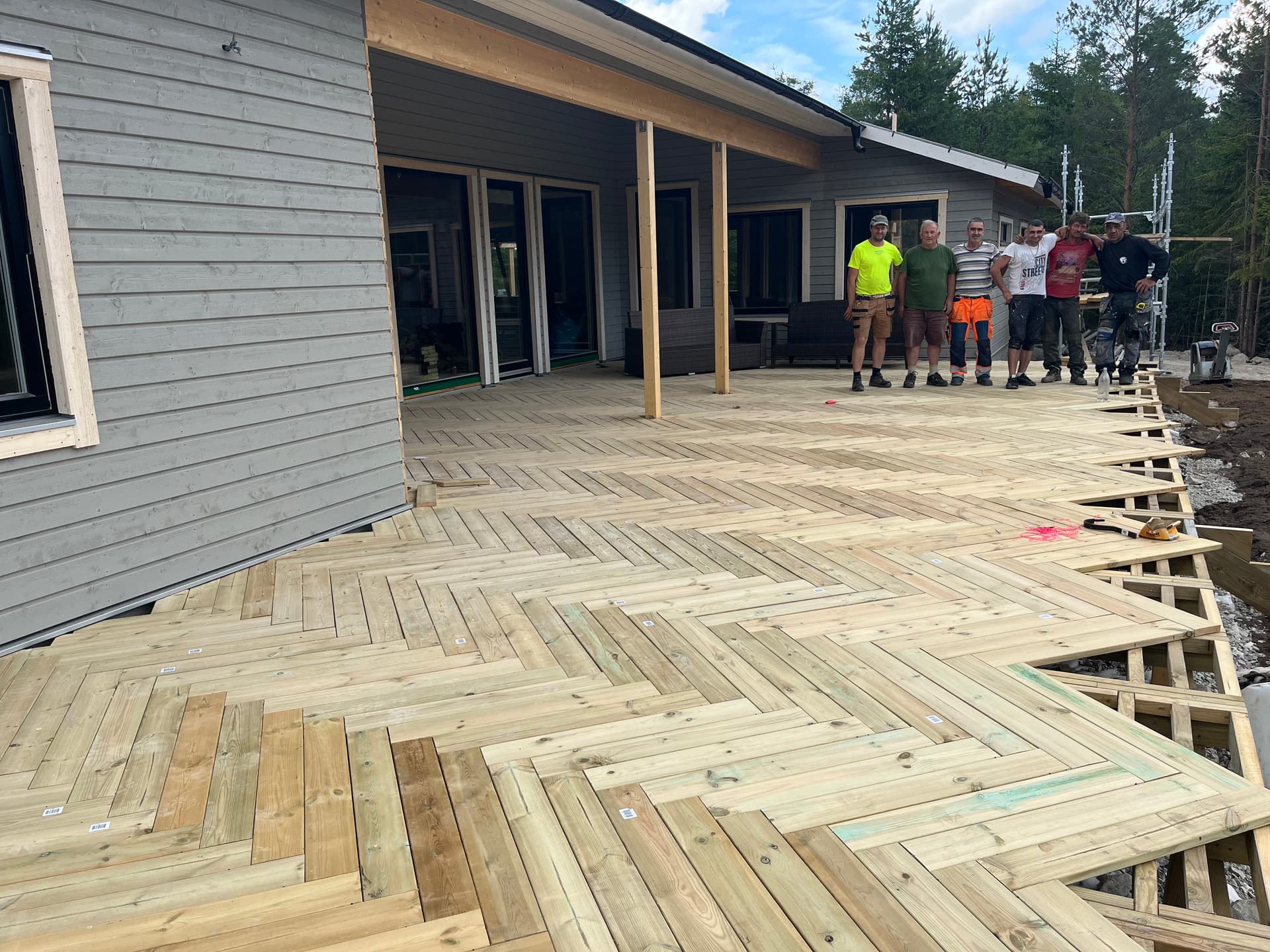 Trädäcksbygge under arbete - vårt erfarna team